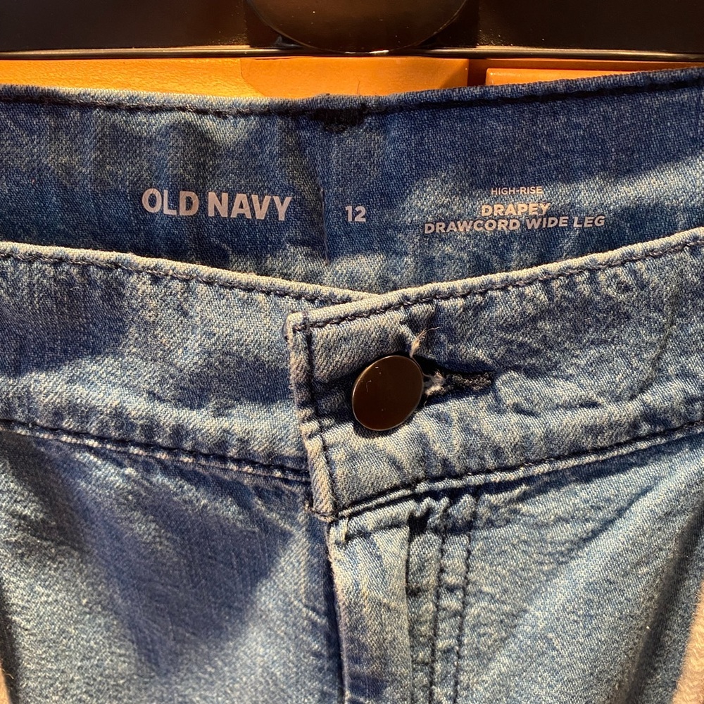 Old Navy Women’s Drapey Drawcord Wide Leg jeans. - Picture 3 of 11